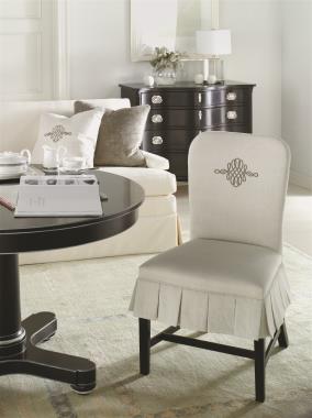 HC1820-02 Chippendale Side Chair, HC5742-70 
with HC5744-70 Hudson Table, HC6060-70 
Serpentine Chest and HC5417-51 MacDonald 
M2M® Made to Measure Sofa.